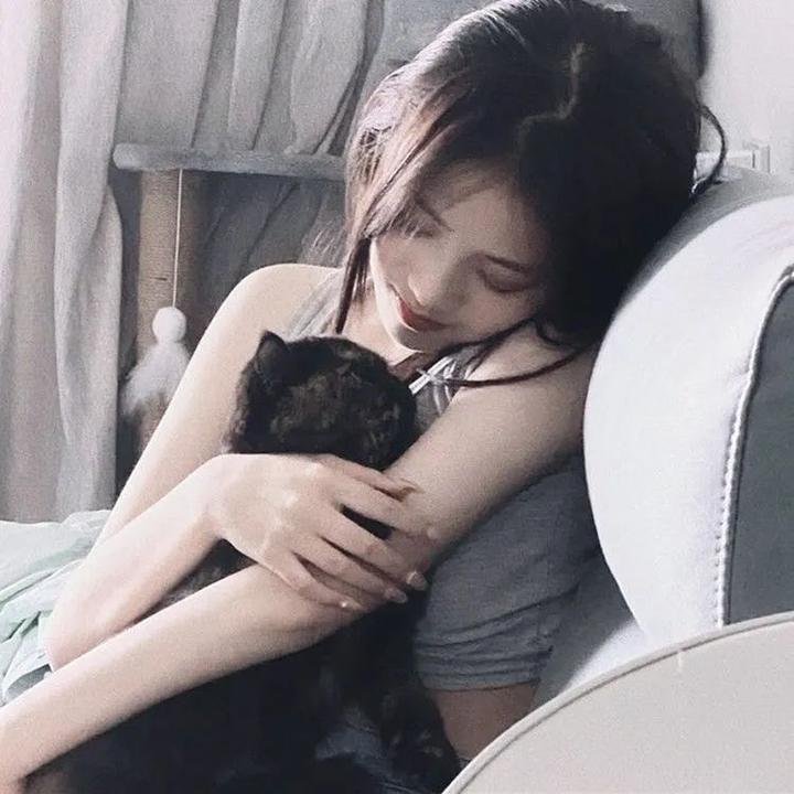 娇憨女郎